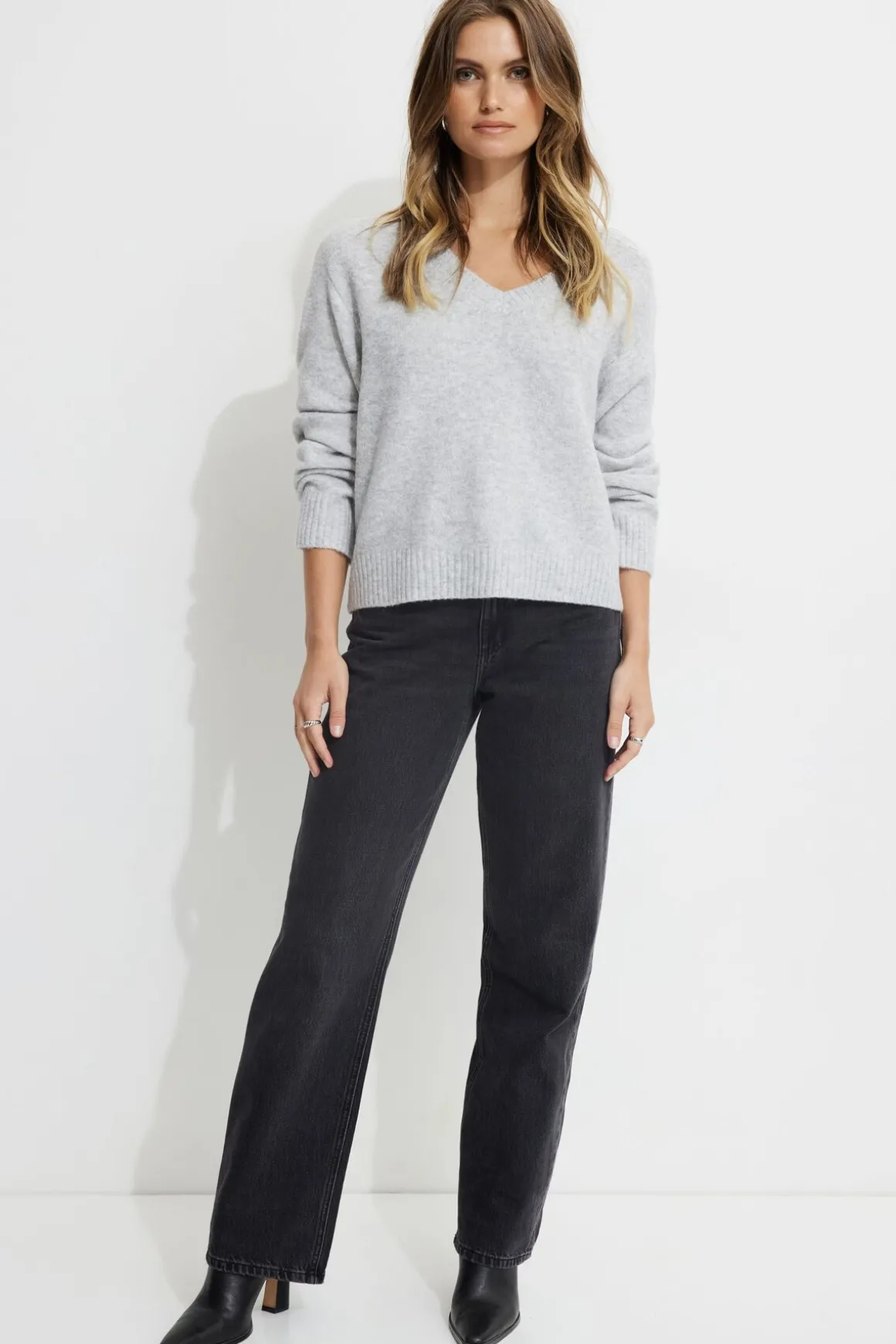 Sweaters & Cardigans | Sweaters-Dynamite Heavenlyarn™ V-Neck Sweater Grey